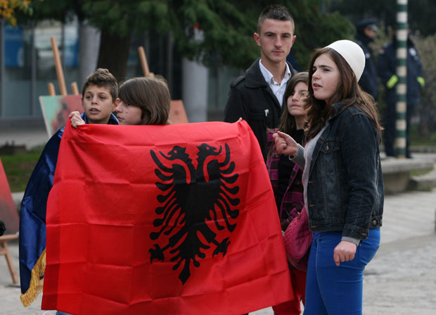 СТОП ДИСКРИМИНАЦИЈИ СРБА У БУЈАНОВЦУ: Све функције Албанцима, нема ћирилице, улицама имена терориста!